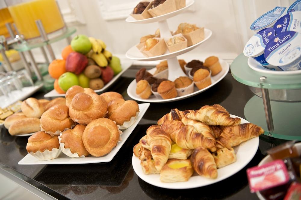 เฟรเซอร์ สวีท มัสกัต Hotel ภายนอก รูปภาพ A selection of pastries and fruit