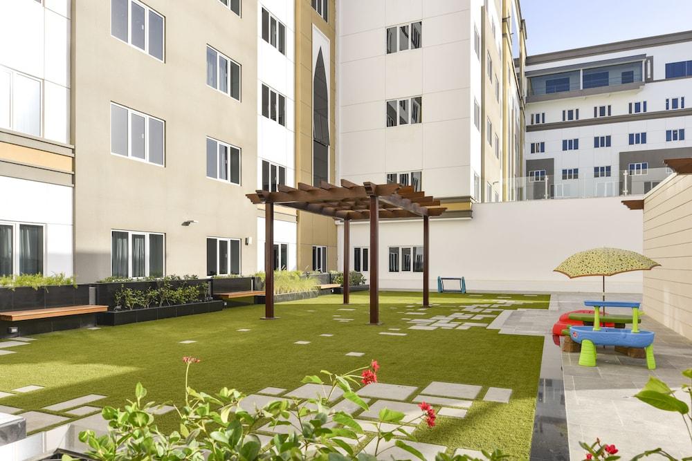 เฟรเซอร์ สวีท มัสกัต Hotel ภายนอก รูปภาพ The courtyard of the school