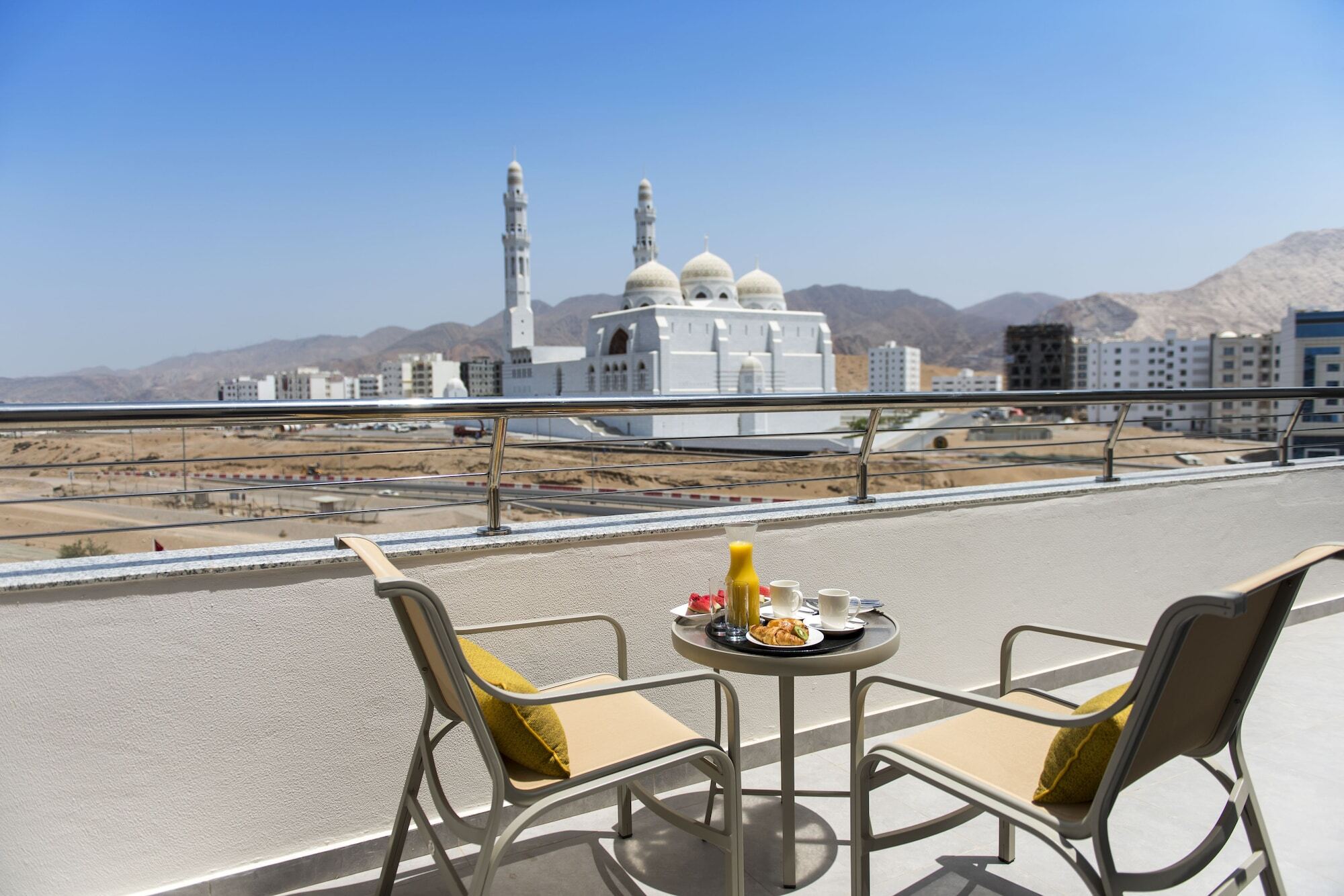 เฟรเซอร์ สวีท มัสกัต Hotel ภายนอก รูปภาพ View from the rooftop