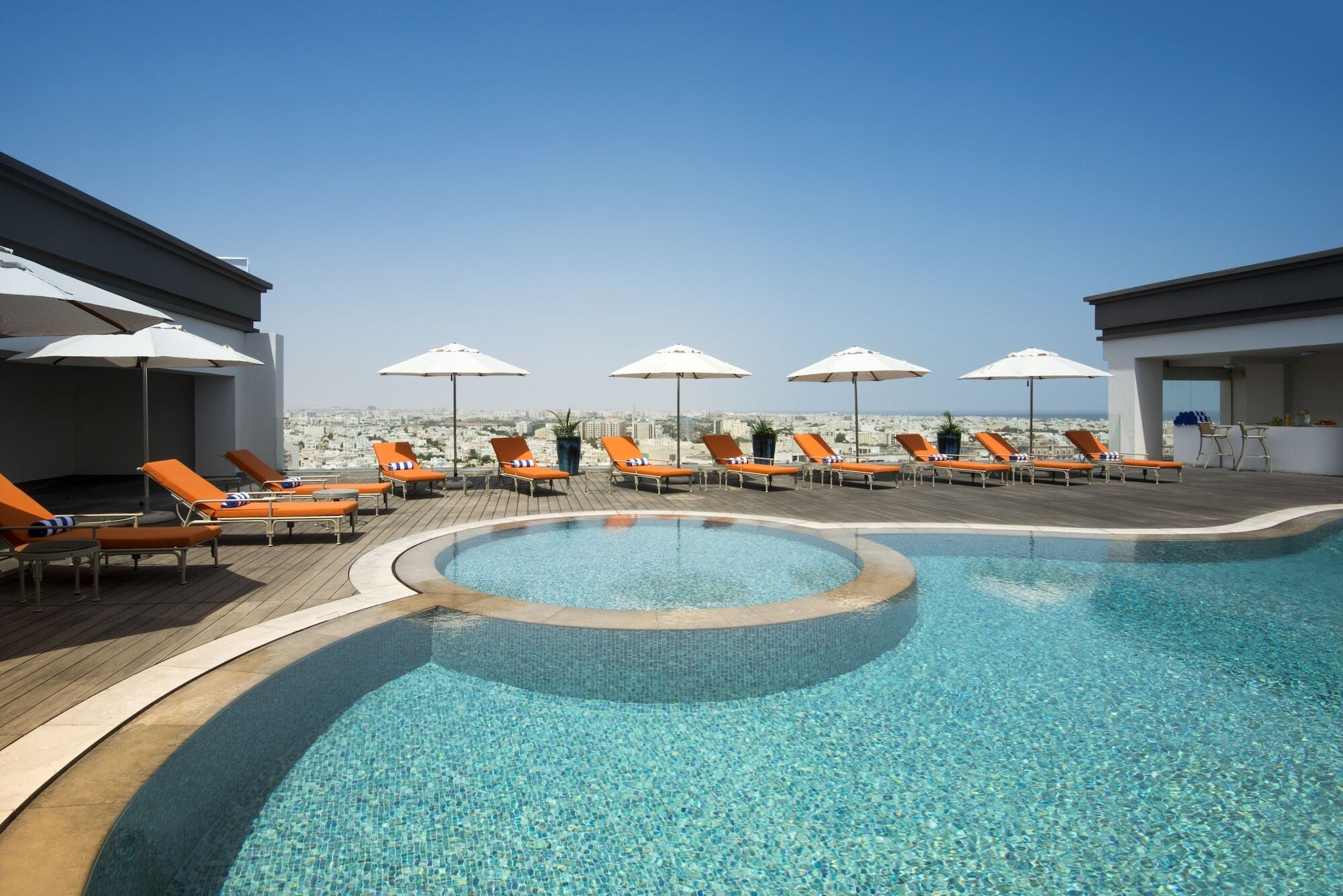 เฟรเซอร์ สวีท มัสกัต Hotel ภายนอก รูปภาพ The pool at the hotel